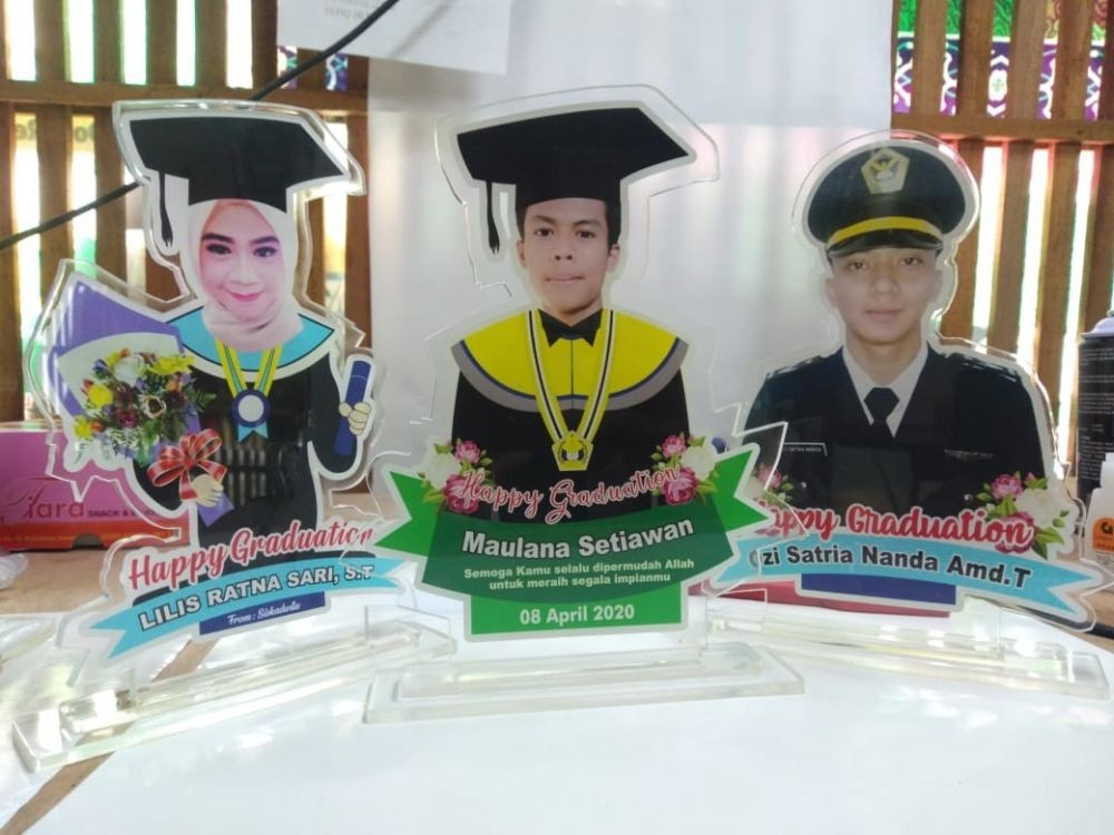 5 Ide Kado Wisuda Untuk Pacar Yang Romantis