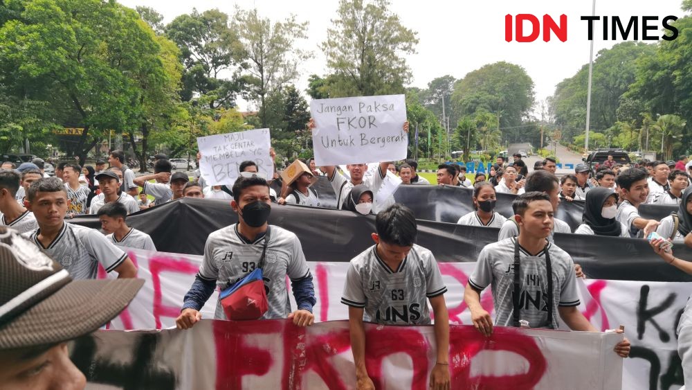 Dekan Disomasi, Mahasiswa FKOR UNS Segel Kantor MWA