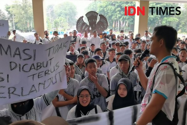 Dekan Disomasi, Mahasiswa FKOR UNS Segel Kantor MWA