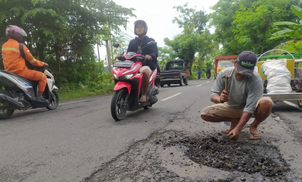 Merangkum Jalan Rusak di Indonesia: Tak Ada Fulus untuk Aspal Mulus?