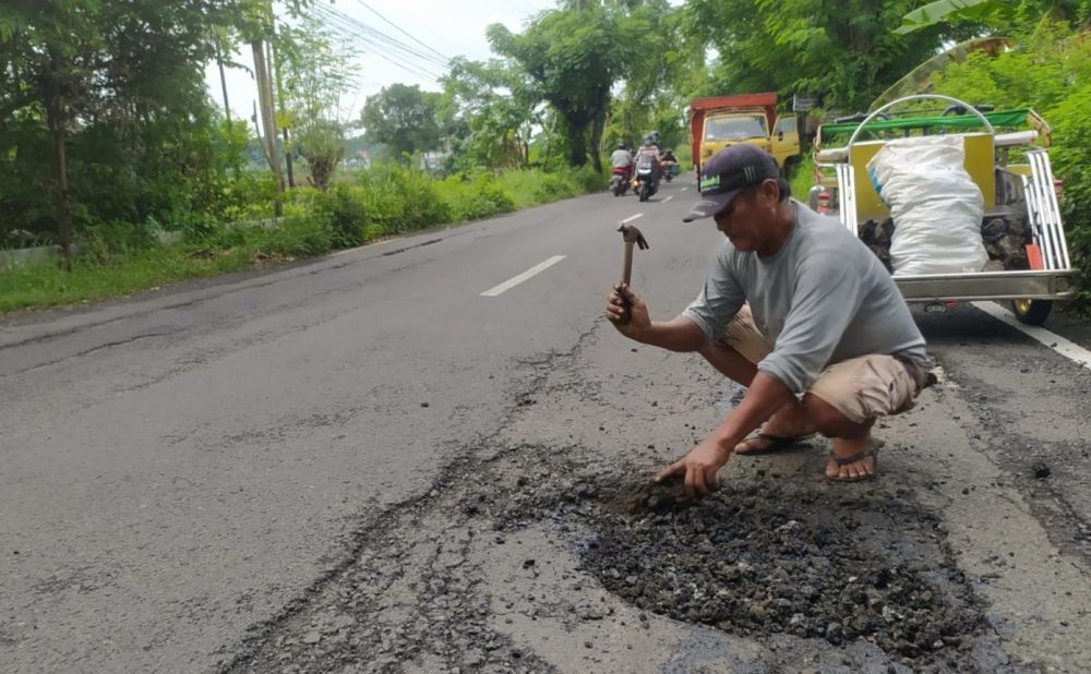 Tukang Becak di Lamongan Benahi Jalan Rusak, Tuai Banyak Pujian