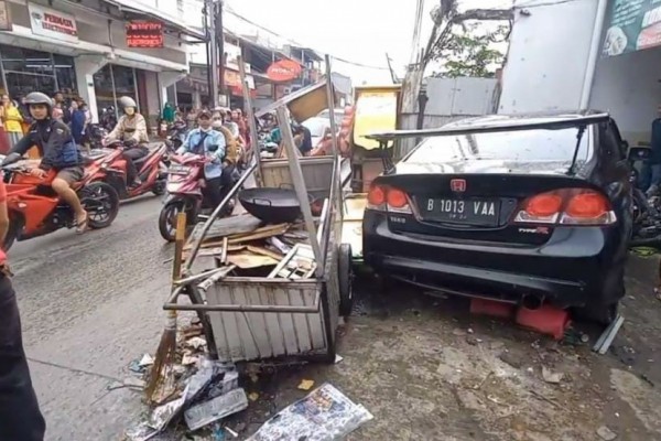 Sedan di Bekasi Tabrak Gerobak dan Sepeda Motor, 5 Orang Luka-Luka