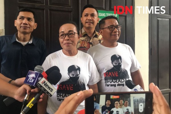 Orangtua Bharada E Penuh Senyum Hadapi Sidang Vonis 15 Februari