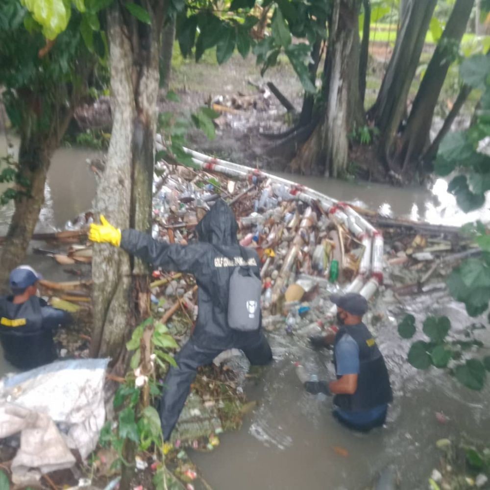 Sampah Sungai di Tabanan Diolah untuk Bahan Dinding Vila