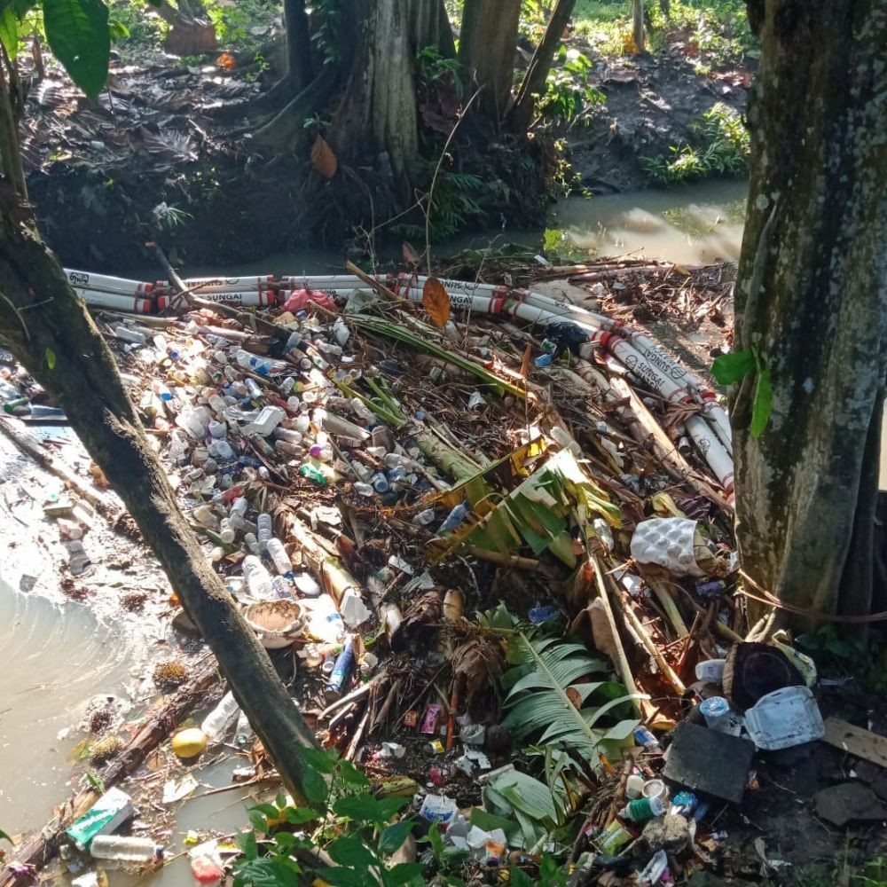 Sampah Sungai di Tabanan Diolah untuk Bahan Dinding Vila