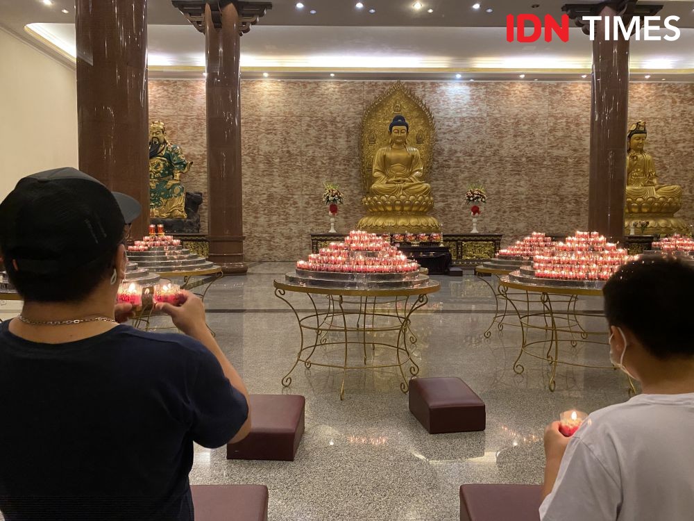 Puluhan Ribu Penyalaan Lilin Hantarkan Doa di Vihara Maitreya