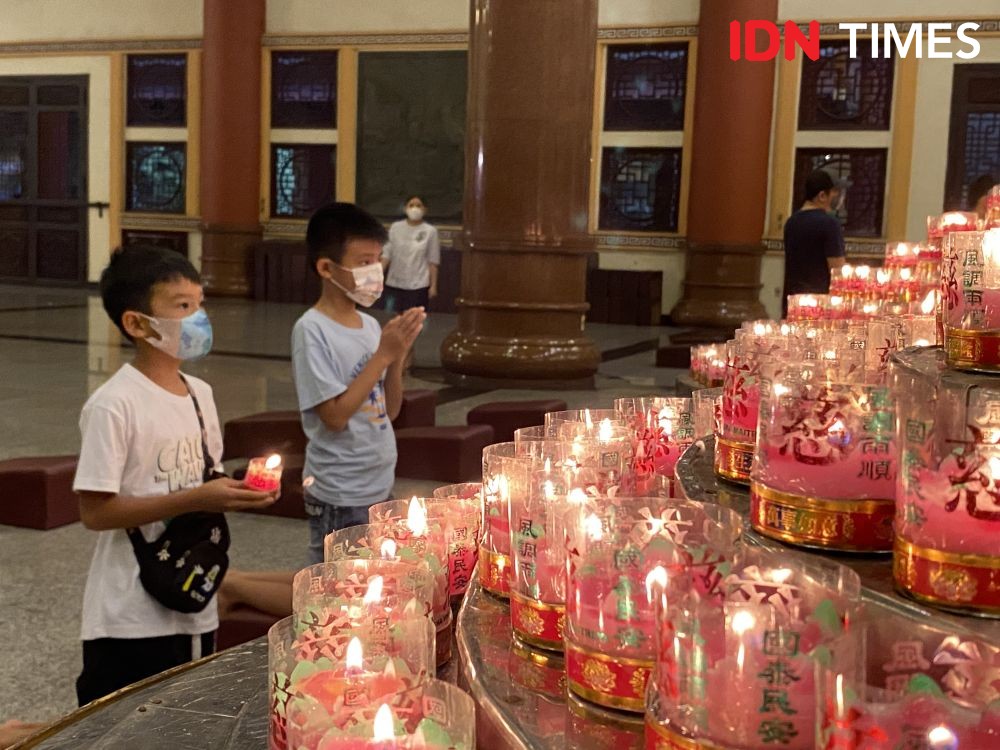 Puluhan Ribu Penyalaan Lilin Hantarkan Doa di Vihara Maitreya