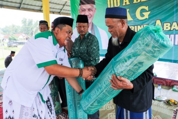 Santrine Abah Ganjar Donasi Karpet Musala untuk 7 Dusun di Lampung