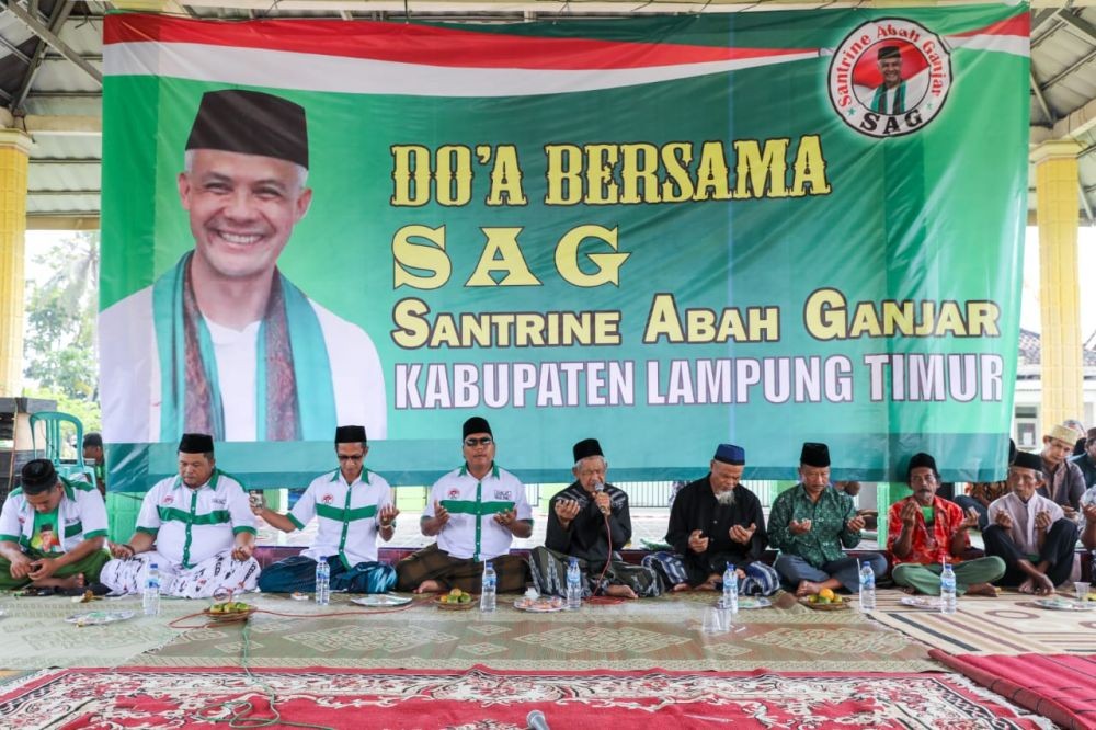 Santrine Abah Ganjar Donasi Karpet Musala untuk 7 Dusun di Lampung