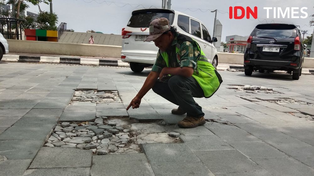 Dituding Dikerjakan Asal-Asalan, Jalan Alun-alun Kauman Semarang Remuk