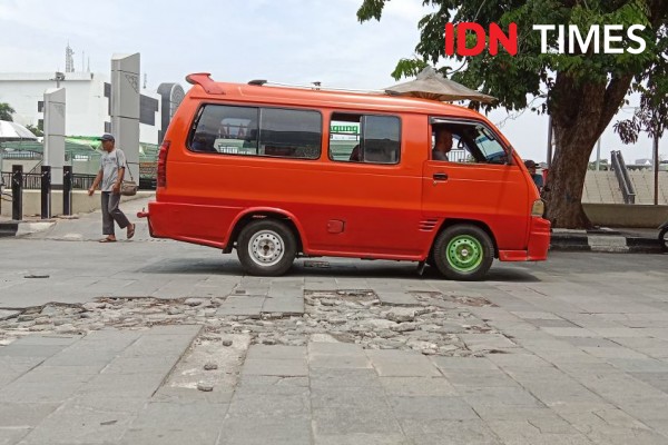Dituding Dikerjakan Asal-Asalan, Jalan Alun-alun Kauman Semarang Remuk