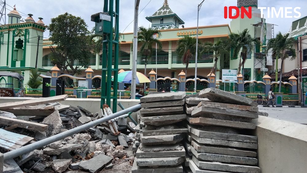 Dituding Dikerjakan Asal-Asalan, Jalan Alun-alun Kauman Semarang Remuk