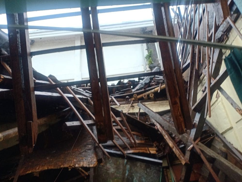 Mes Karyawan RRI Denpasar Roboh, Korban Terjebak di Reruntuhan