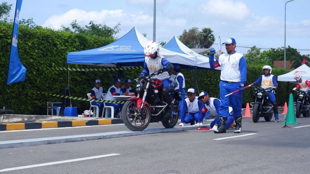 4 Cara Berkendara Motor Aman Tanpa Ban Selip