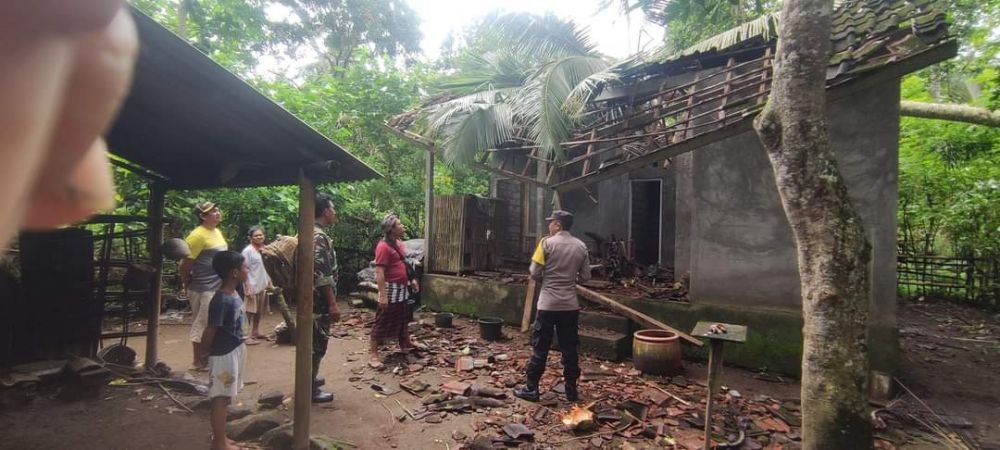 Tebing 35 Meter Longsor di Bangli Tutup Badan Jalan Menuju Pura