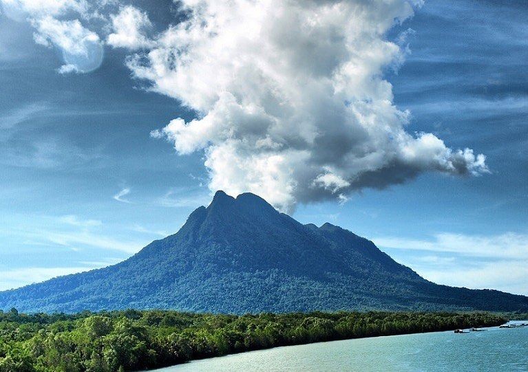 5 Gunung yang Terkenal Indah Ada di Pulau Kalimantan