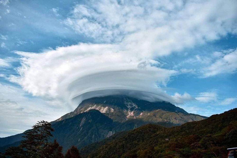 5 Gunung yang Terkenal Indah Ada di Pulau Kalimantan