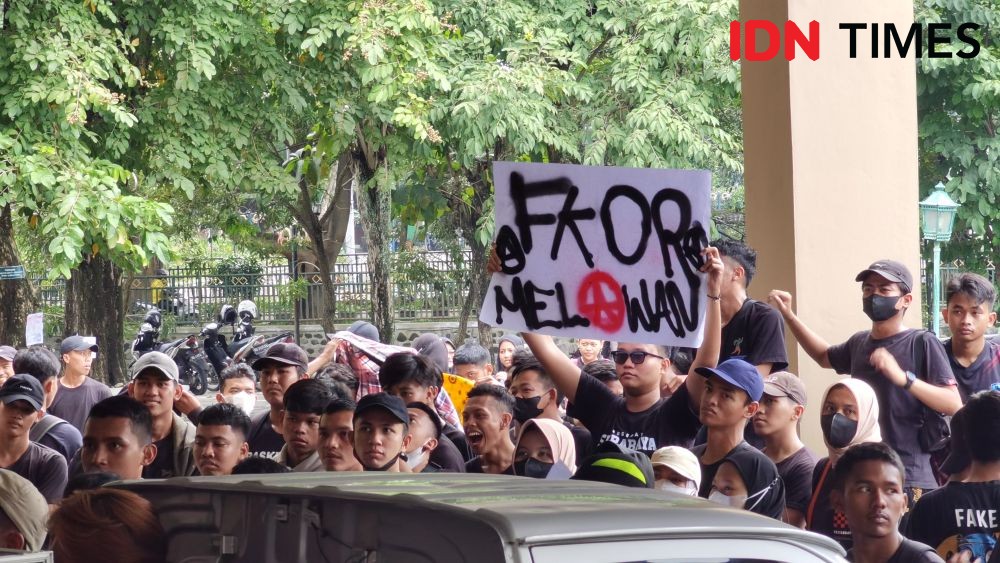 MWA UNS Kembali Didemo Ratusan Mahasiswa, Sempat Saling Dorong 