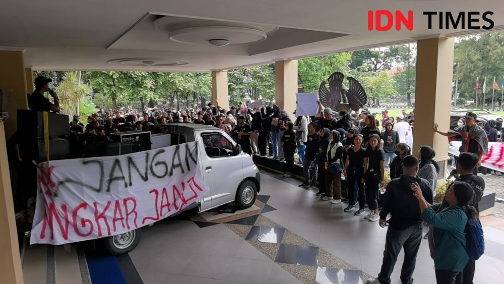 MWA UNS Kembali Didemo Ratusan Mahasiswa, Sempat Saling Dorong 