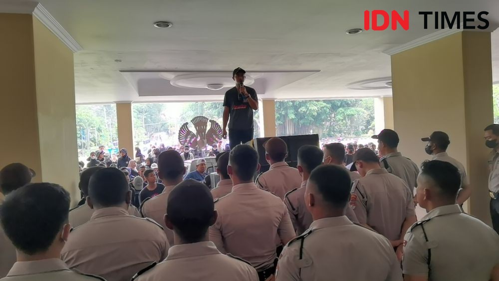 MWA UNS Kembali Didemo Ratusan Mahasiswa, Sempat Saling Dorong 