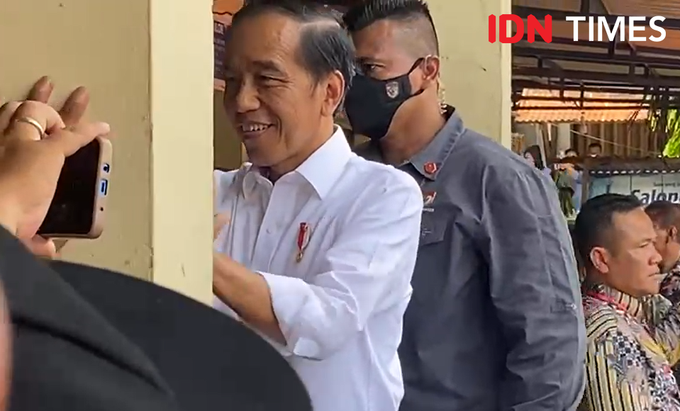 Presiden ke Pasar Bakti, Emak-emak: Pak Jokowi Beli Pisang Kami!