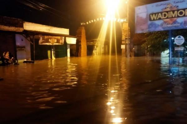 Hujan Deras Berhari-hari, Tanggul Sungai Di Mojokerto Jebol