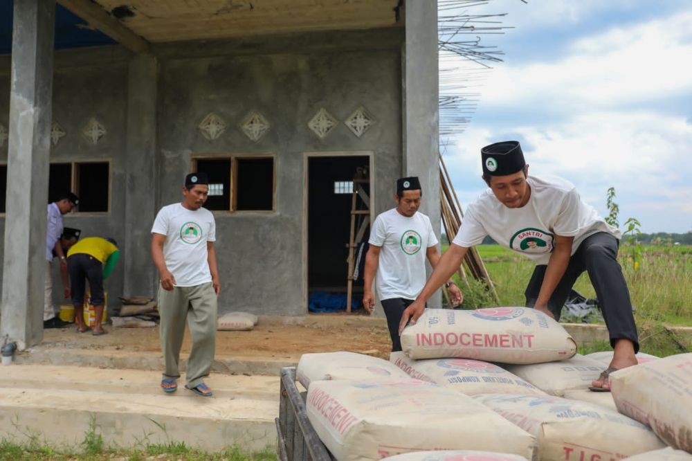 Peduli Kemajuan Ponpes, Santri Dukung Ganjar Donasi Material Bangunan