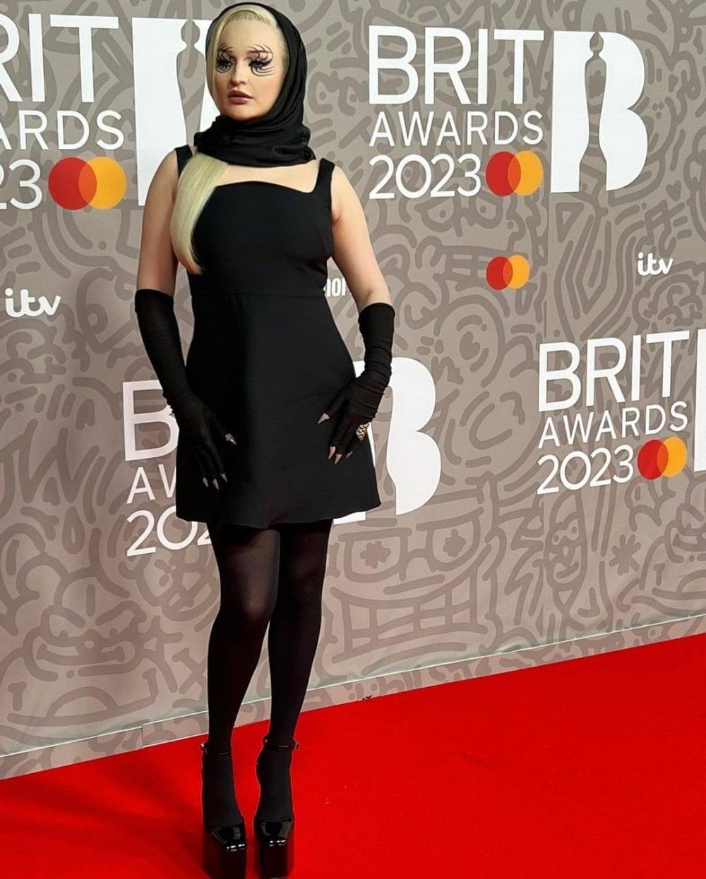 11 Gaya Artis Di Red Carpet Brit Awards 2023, Fantastis