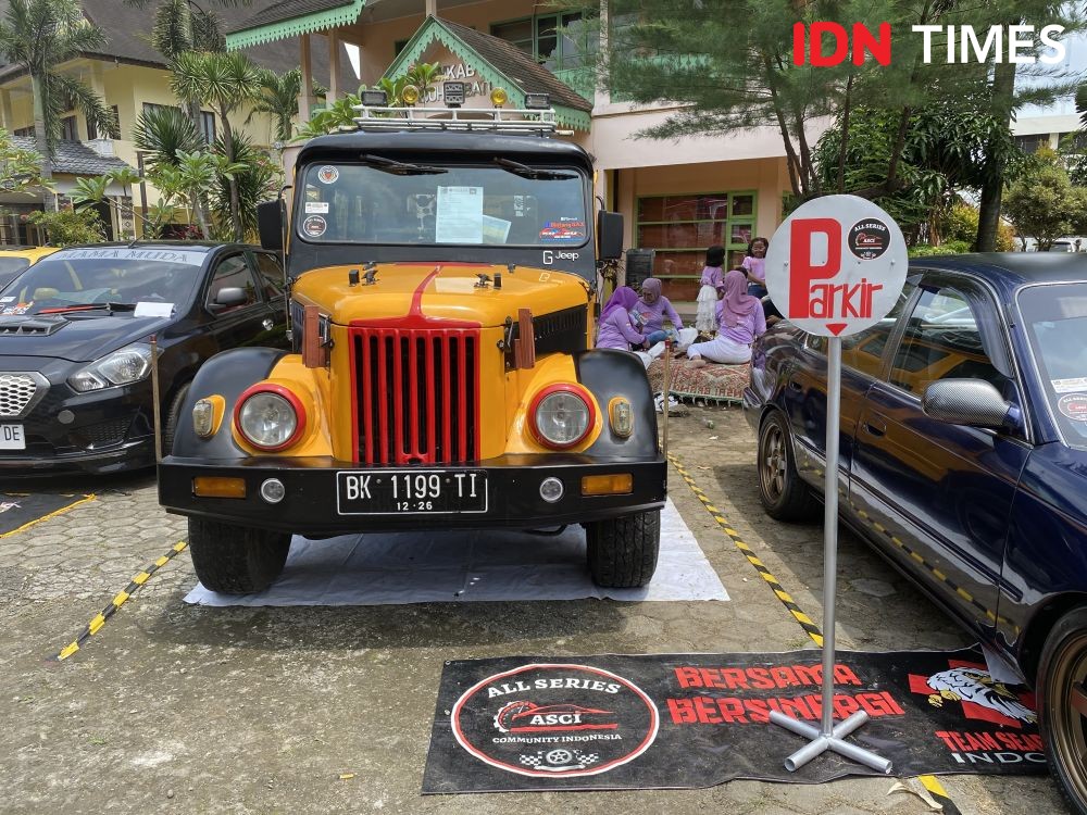 Keren, Ratusan Mobil Lawas Modifikasi Dipamerkan di PRSU Medan