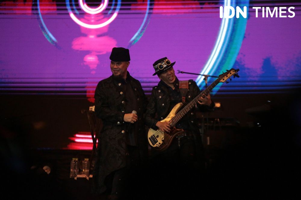 Potret Iriana Jokowi Gak Mau Duduk saat Nonton Konser Dewa 19 di Medan