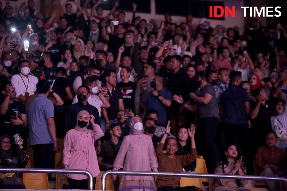 Potret Iriana Jokowi Gak Mau Duduk saat Nonton Konser Dewa 19 di Medan
