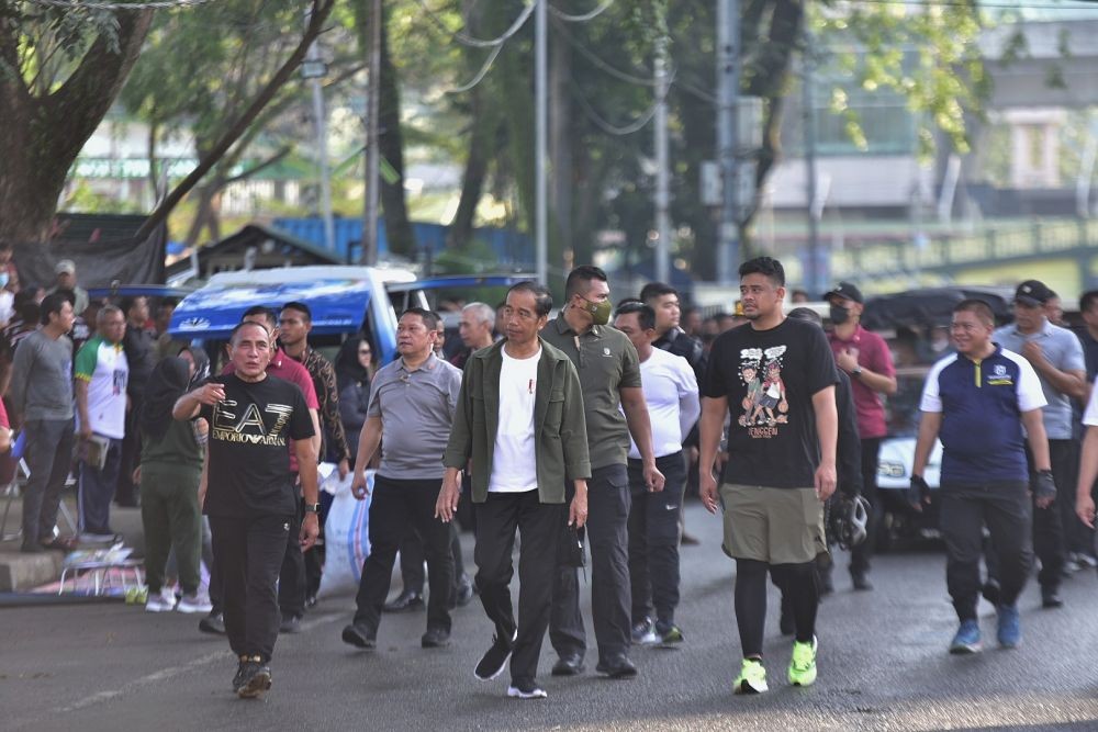 Hari Terakhir di Medan, Jokowi Gowes di Kota Tua Pakai Outfit Kasual
