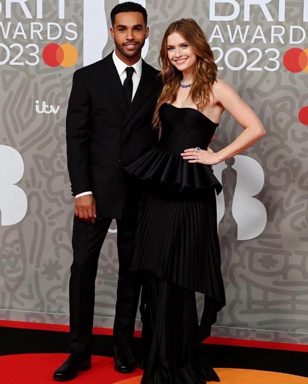 11 Gaya Artis Di Red Carpet Brit Awards 2023, Fantastis