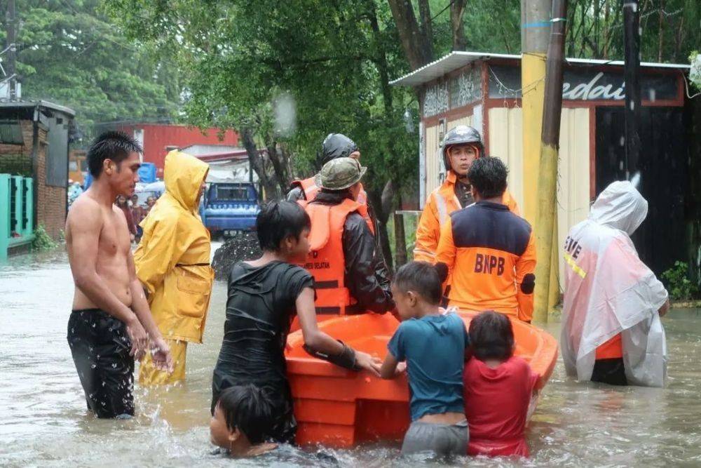 [FOTO] Situasi Makassar Dikepung Banjir