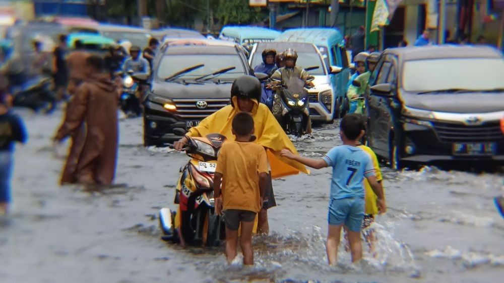 [FOTO] Situasi Makassar Dikepung Banjir, Pengendara Kalang Kabut