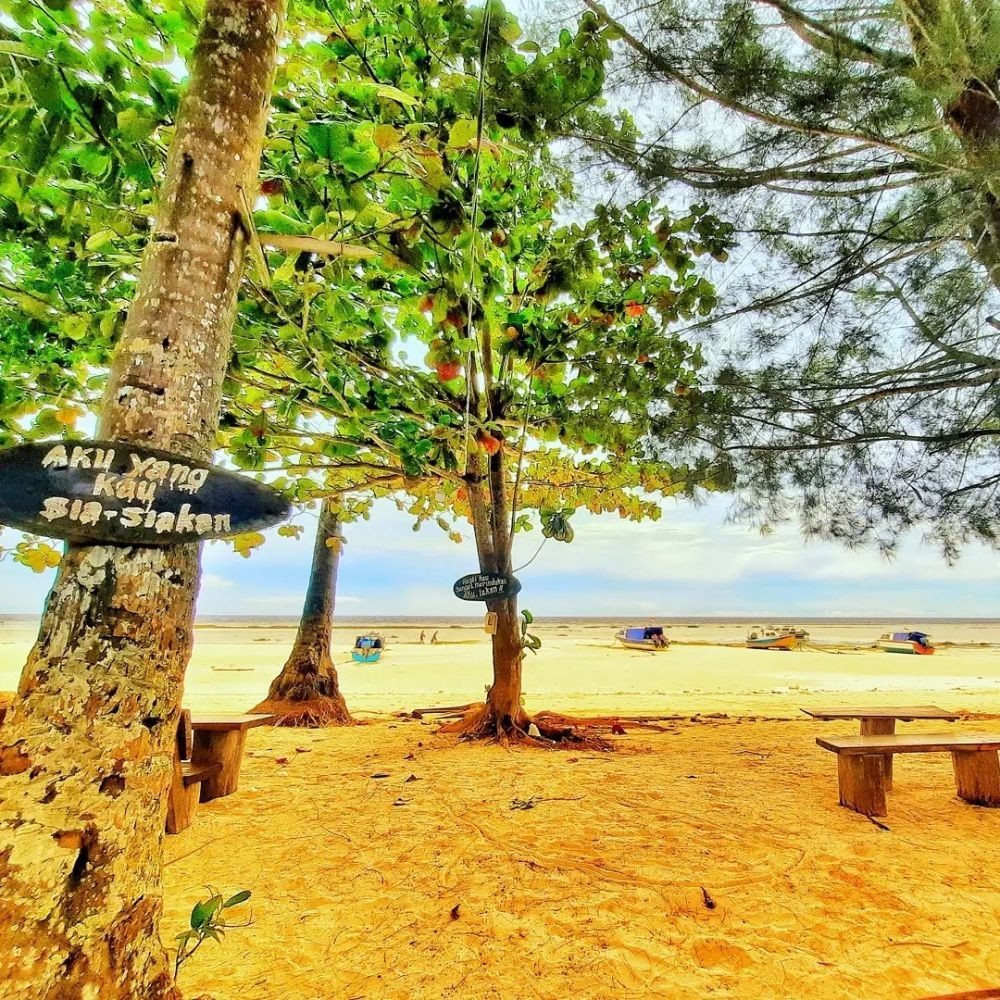 6 Potret Pantai yang Indah di Kalimantan, Cocok untuk Self Healing