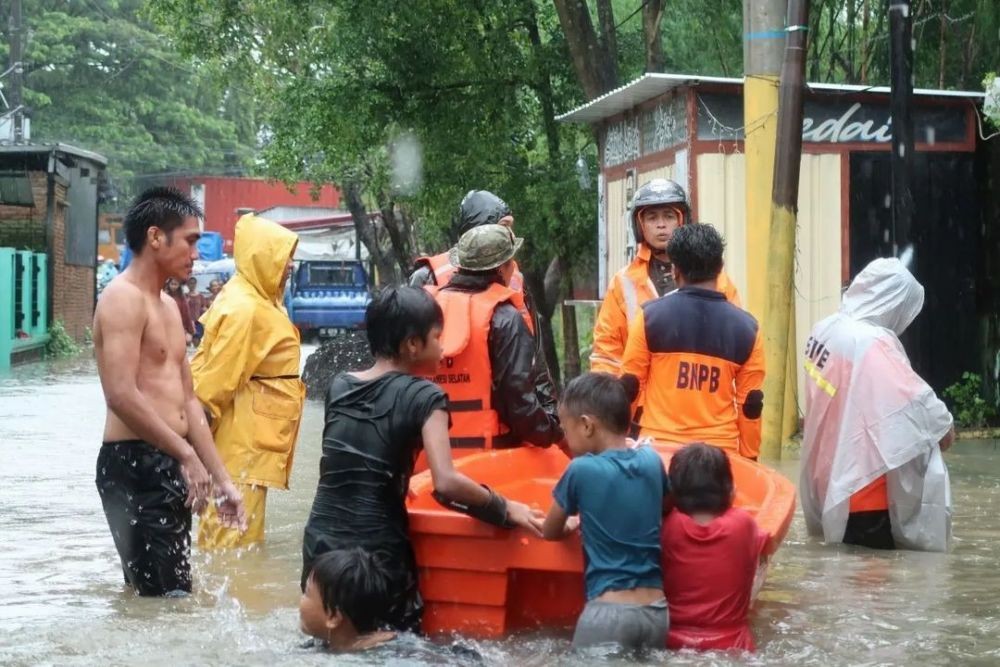 Petugas BPBD Bantu Evakuasi Warga di Tengah Banjir Makassar
