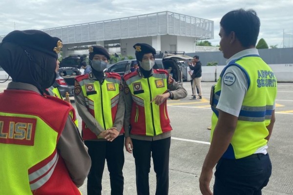 Polwan Polda Kaltim Ikut Patroli di Bandara Sepinggan Balikpapan