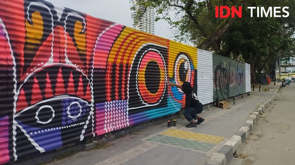 Seniman Inggris Lukis Mural Lontong Medan di Lapangan Merdeka