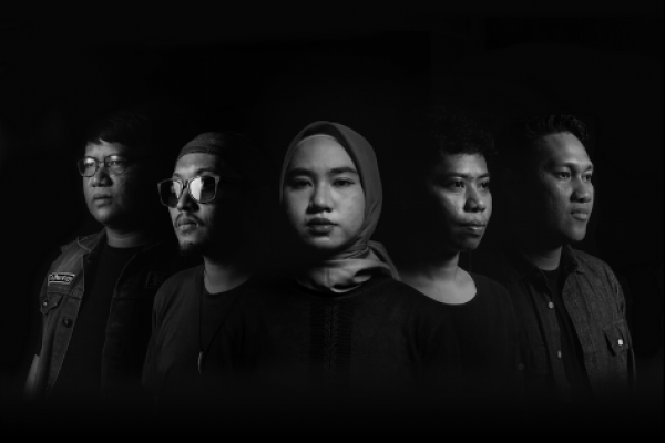 Menyimak Perjalanan Satu Dekade Mr.Azman di Album "Cerita Membiru"