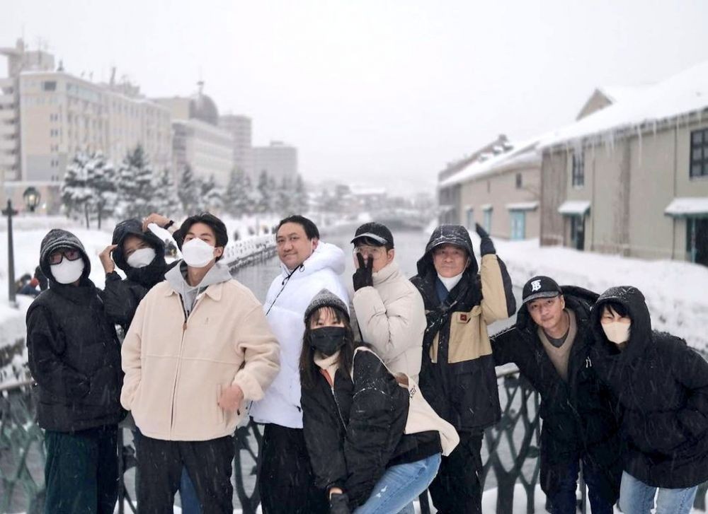 Potret Gulf Kanawut Nikmati Salju di Jepang Bareng Keluarga