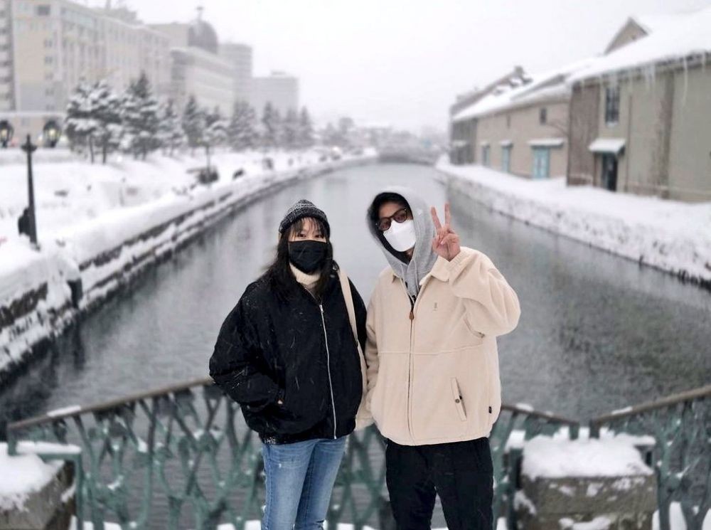 Potret Gulf Kanawut Nikmati Salju di Jepang Bareng Keluarga