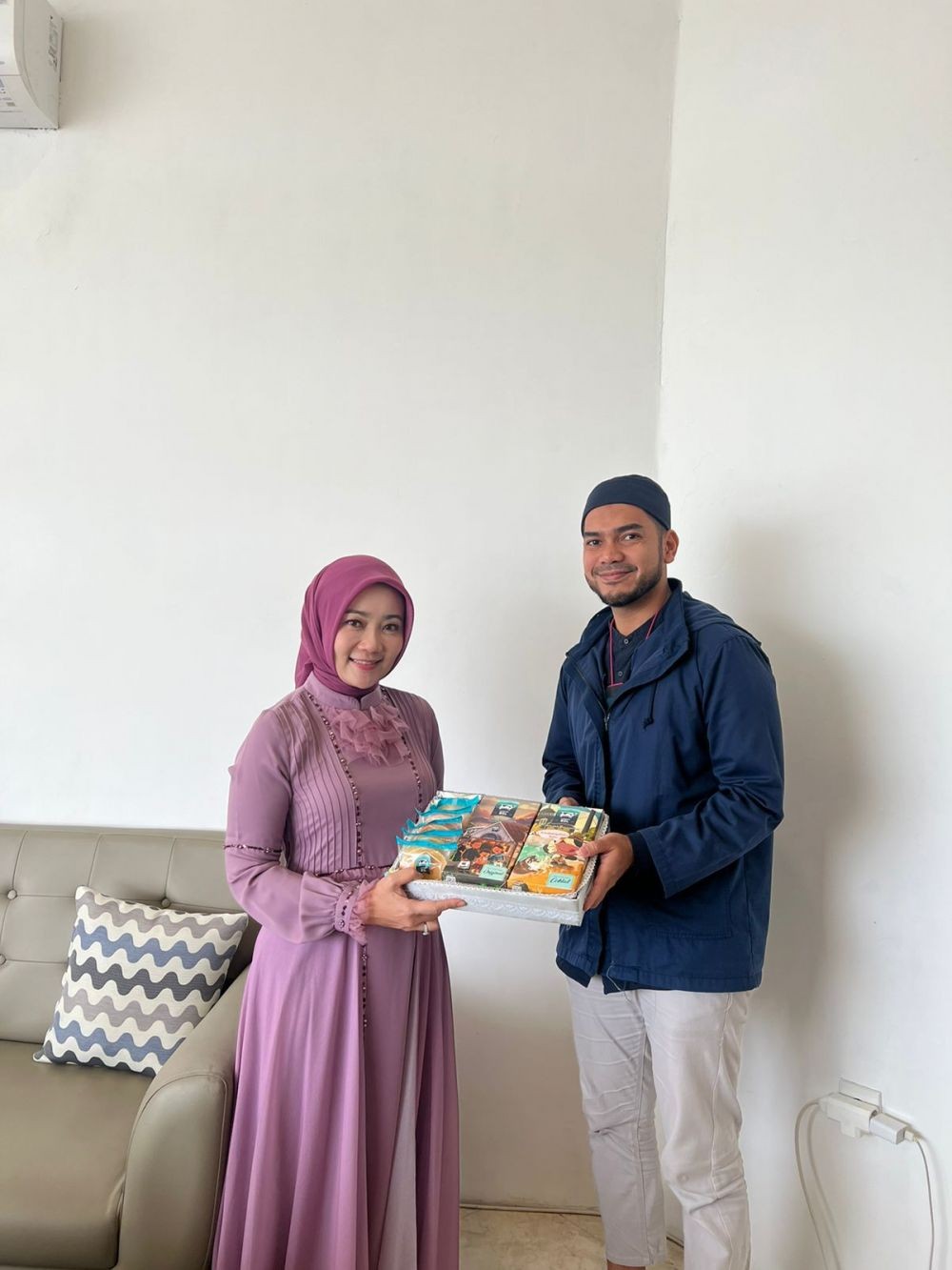 Bolu Susu Lembang Bagikan 10.000 Box untuk Jamaah veteran dan Disabilitas di Masjid Al Jabbar