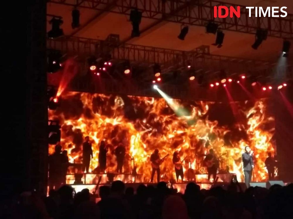10 Potret Keseruan Konser Tulus Tur Manusia 2023 di Bali