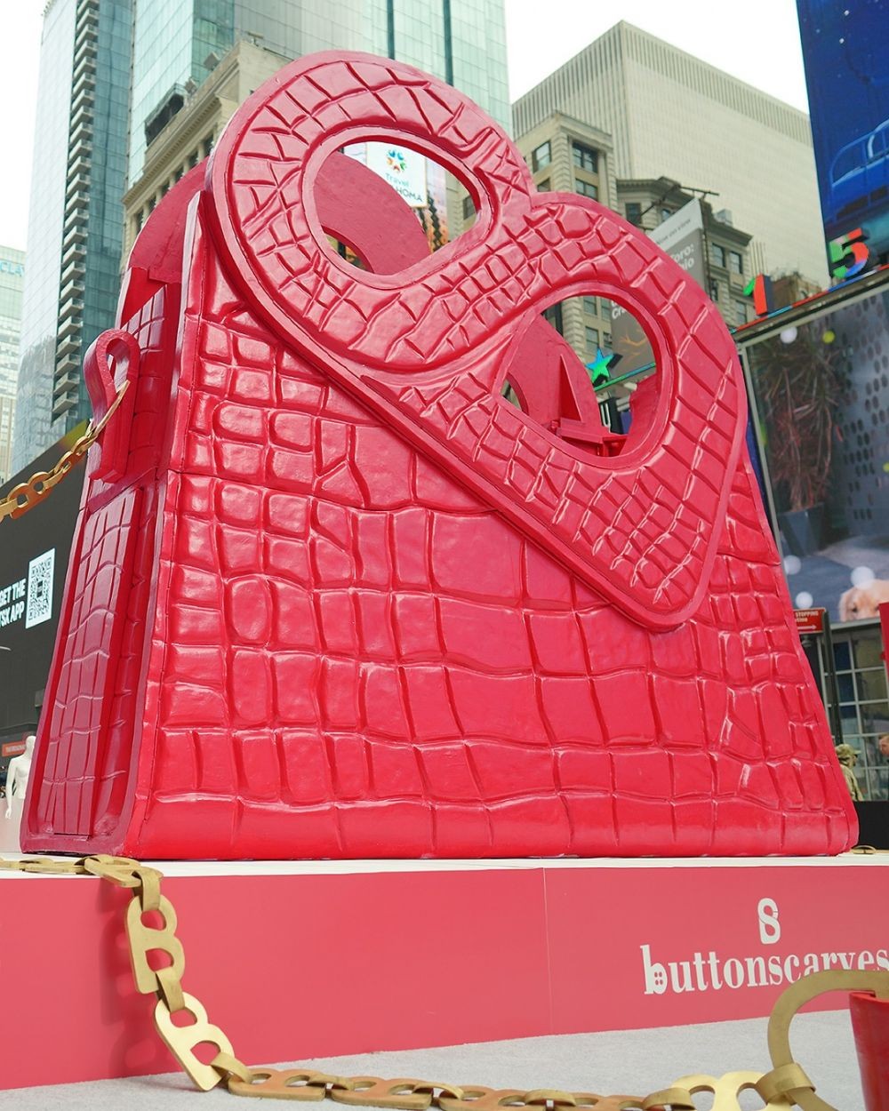 Bangga! Instalasi Tas Raksasa Buttonscarves Mejeng di Times Square