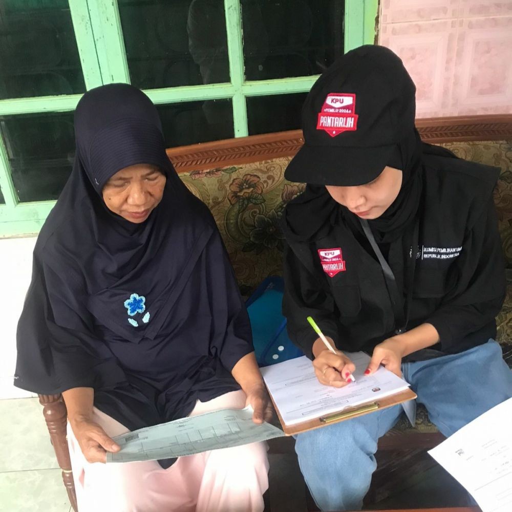 Pantarlih KPU Makassar Terobos Banjir Demi Coklit