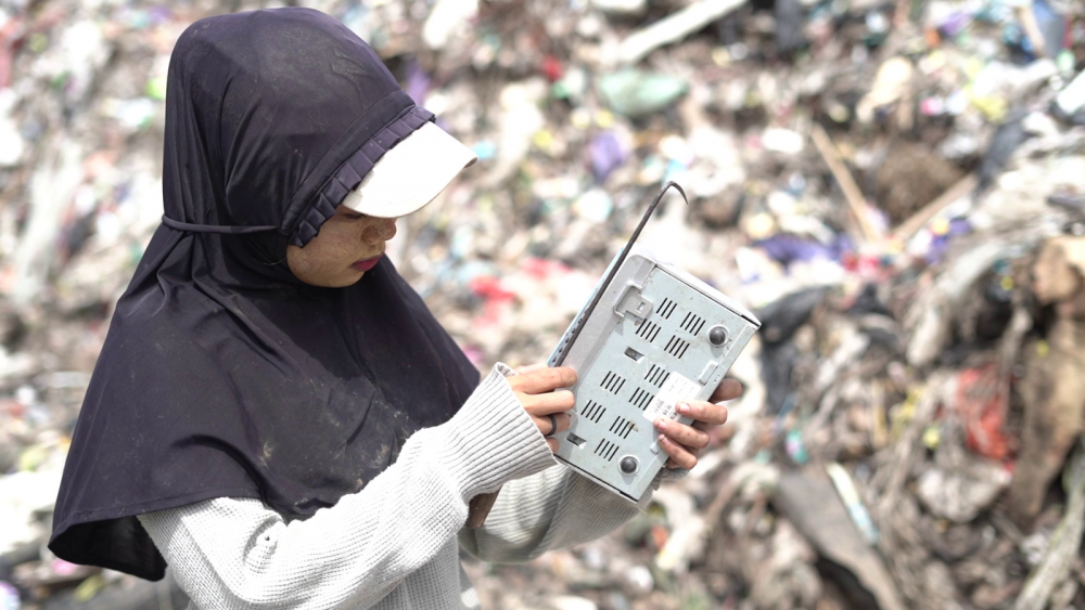 Limbah Elektronik di Makassar Bahayakan Kesehatan Pemulung