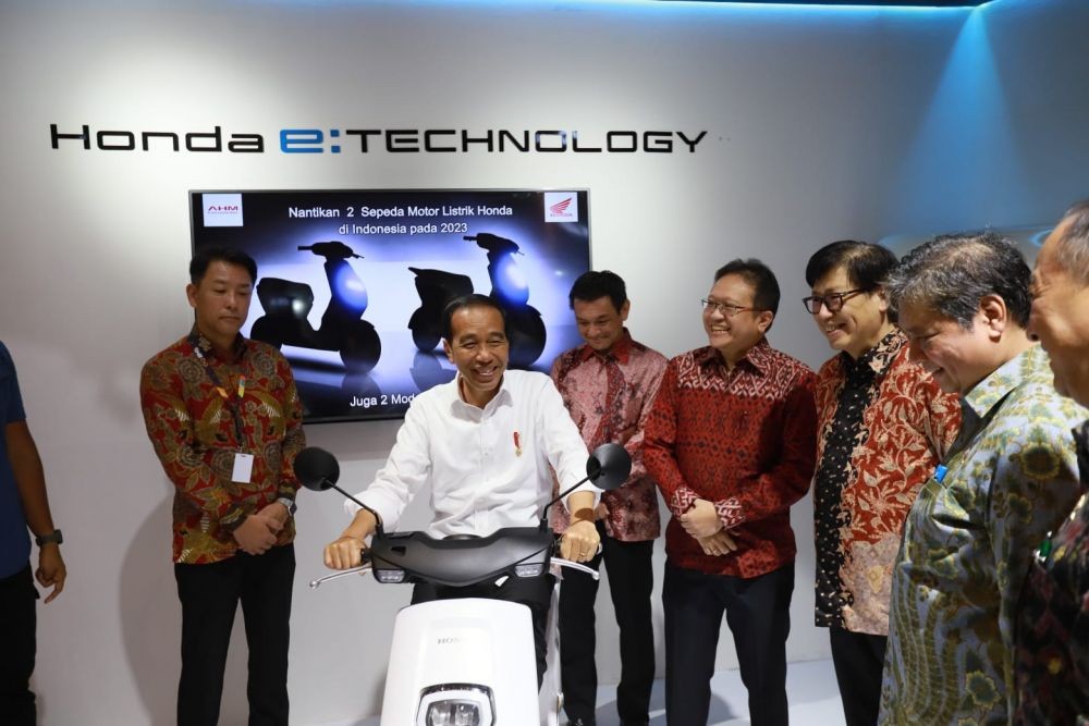 Pembukaan IIMS 2023, Presiden Jokowi Jajal Motor Listrik EM1 e: