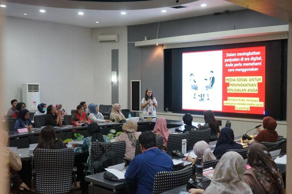 Tingkatkan Daya Saing Lokal Bandung,
UNIQLO Beri Pelatihan Pelaku UKM