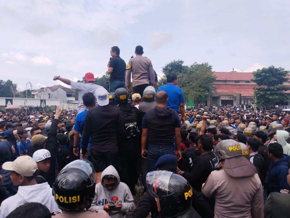 Suporter Persib Bentrok dengan Aparat di Tangerang, 25 Orang Ditahan